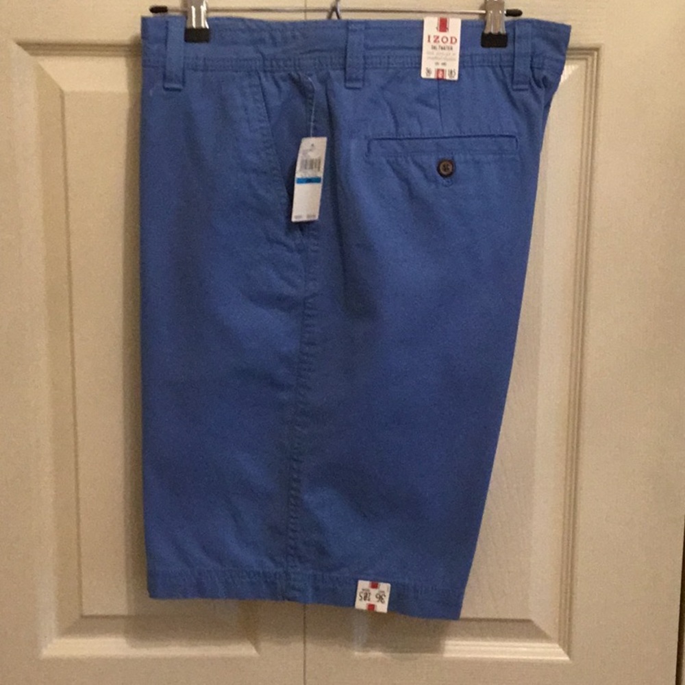 *NWT* Izod flat front shorts. Size 36. Inseam 10.5.